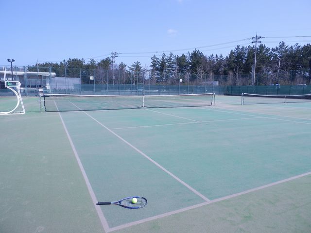 西部緑地公園テニスコート（TEL:076-249-0999）